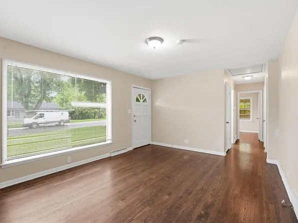 9310 Cottonwood St, Lenexa, KS 66215