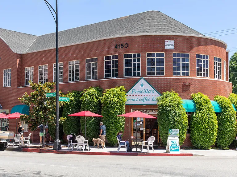 Minutes away from cafes and restaurants along Riverside Drive.