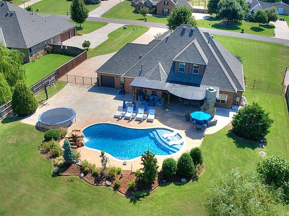 3rd image of 10713 Granada Dr