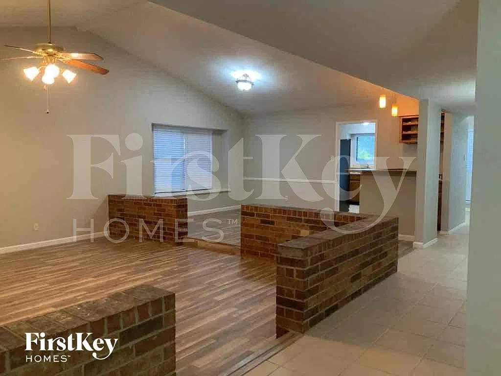 3 bed, 2.0 bath, 1945 sqft, $2,535 — Photo 4