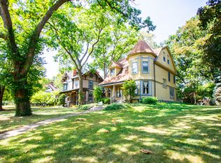 136 Scottswood Rd, Riverside, IL 60546