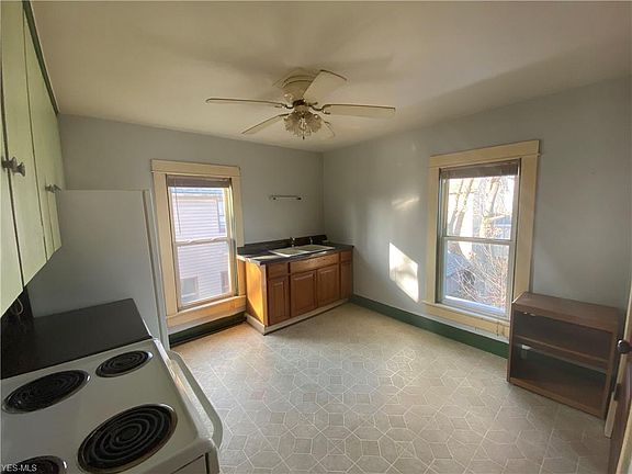 2nd image of 142 King St #2
