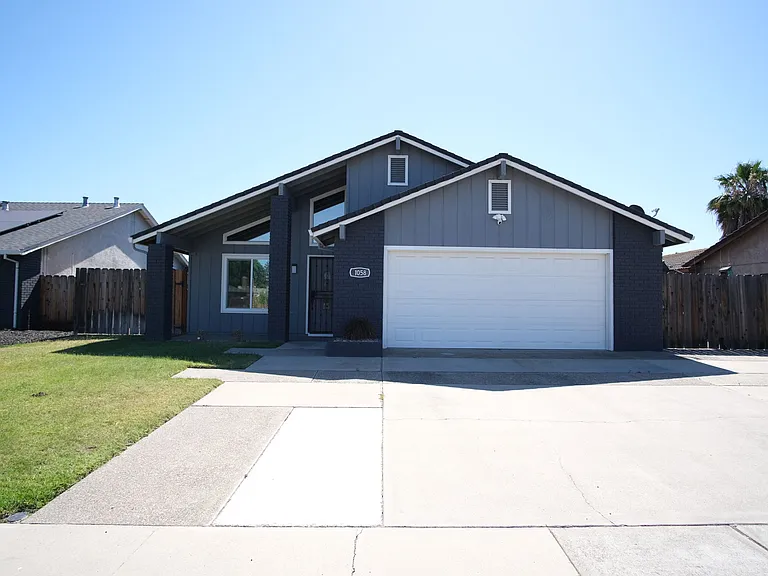 1058 Locust Ave — Photo 1