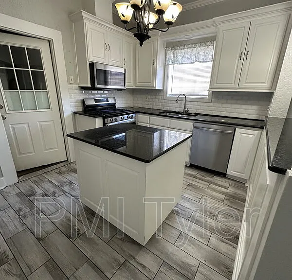 1115 S Robertson Ave — Photo 11