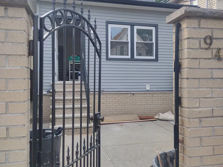 Lockman Ave — Photo 1