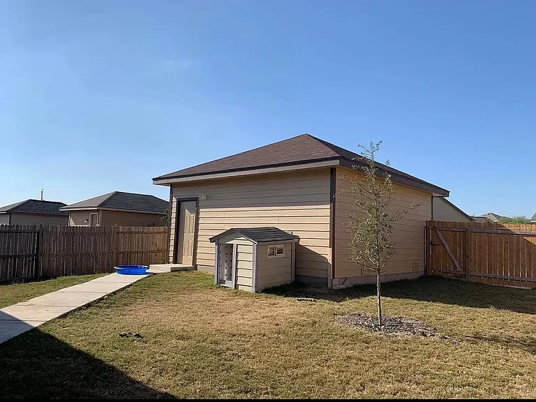 5981 Midcrown Dr — Photo 19