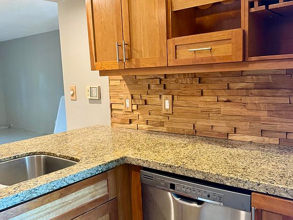 5th image of 690 SE 23rd Ave APT 4
