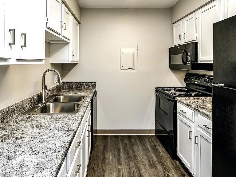 Oakwood Trail Apartments — Photo 8