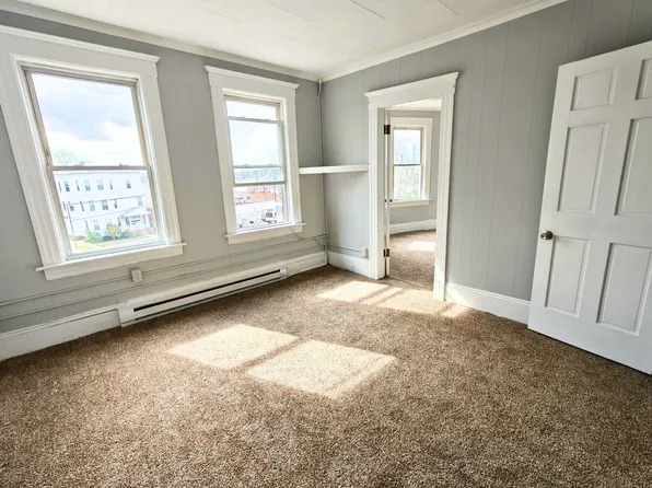 21 Dale St, 21 Dale St #3, Chicopee, MA 01020