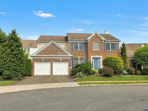 8 Commanders Ct, Totowa, NJ 07512