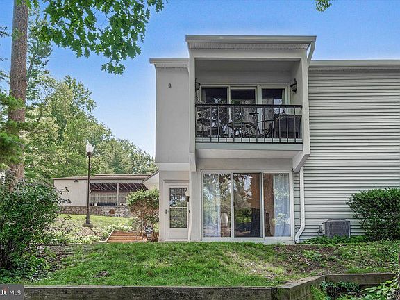 3rd image of 239 E Chelsea Cir