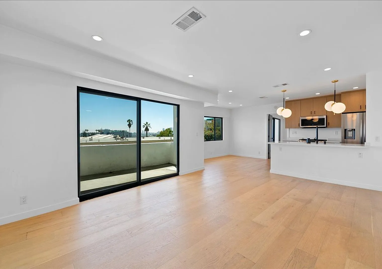 Beautiful WeHo Apartment In The Heart of Sunset Blvd! — Photo 2