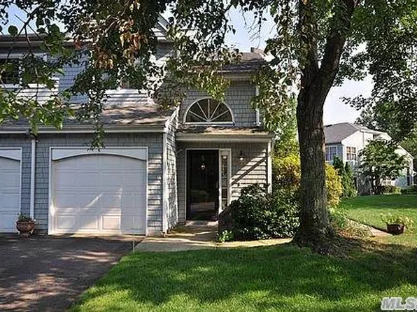 5 Lakebridge Dr S, Kings Park, NY 11754