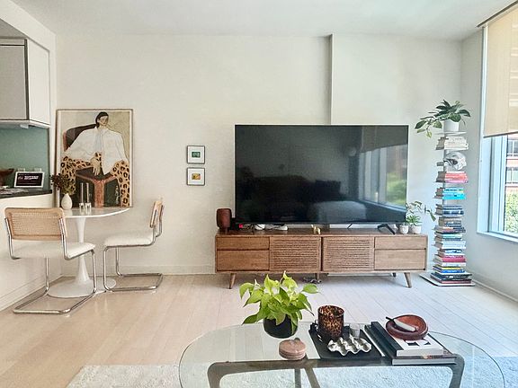 2nd image of 318 Spear St Unit 6B