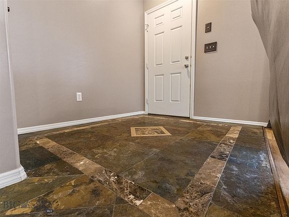3rd image of 498 Woodman Dr
