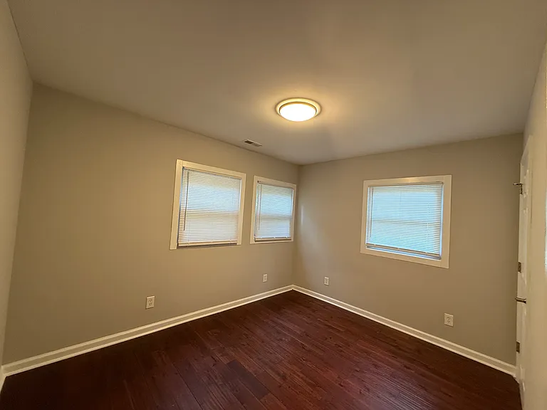 955 Bradley Ln — Photo 8