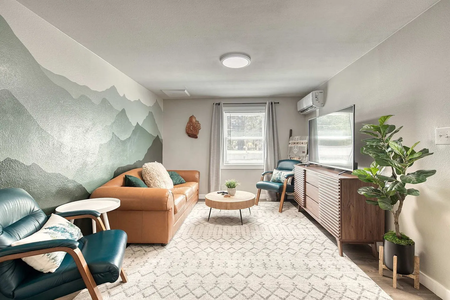 2 bed, 1.0 bath, 893 sqft, $2,409 — Photo 1