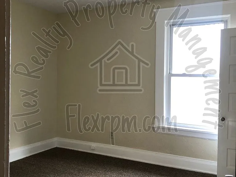 2452 Lawrence Ave — Photo 5
