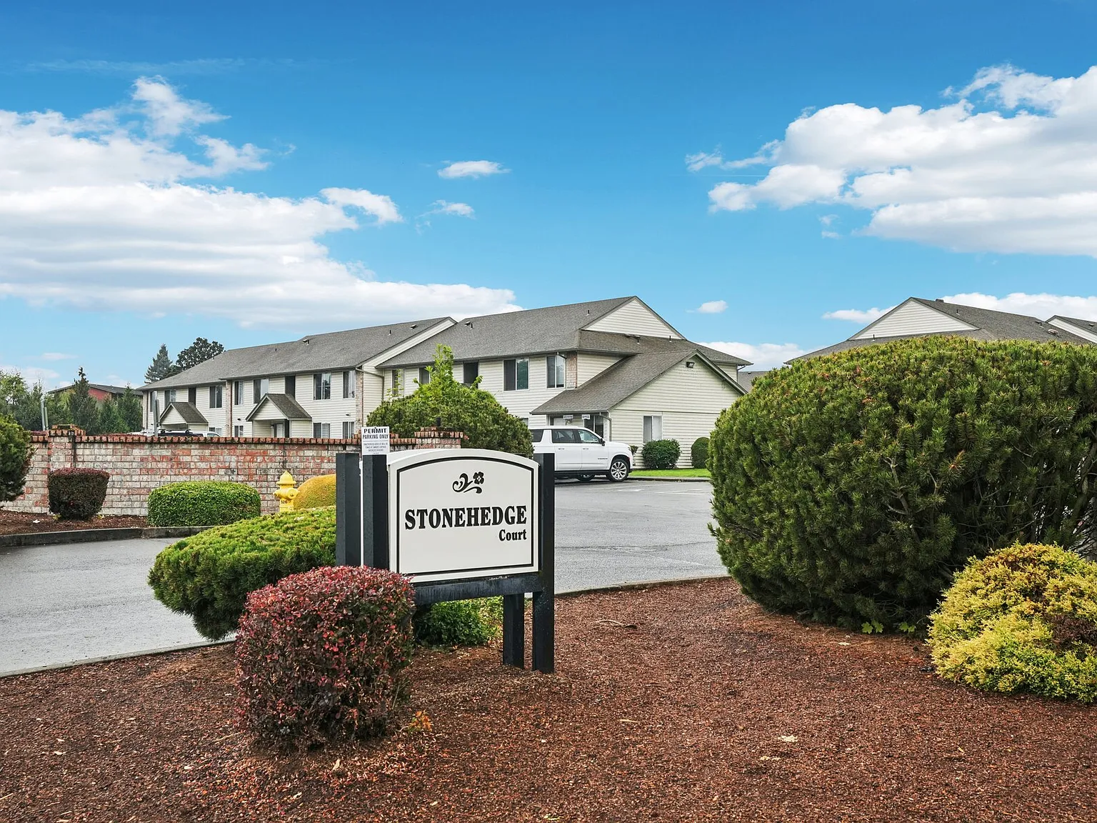 Stonehedge Court Apartments — Photo 1