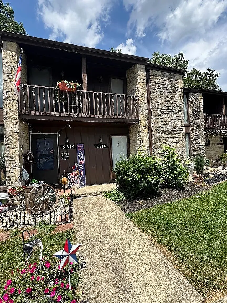 2814 Stonehenge Dr photo 1