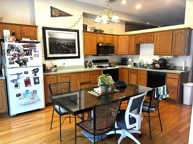 825 E 3rd St #1 — Photo 9