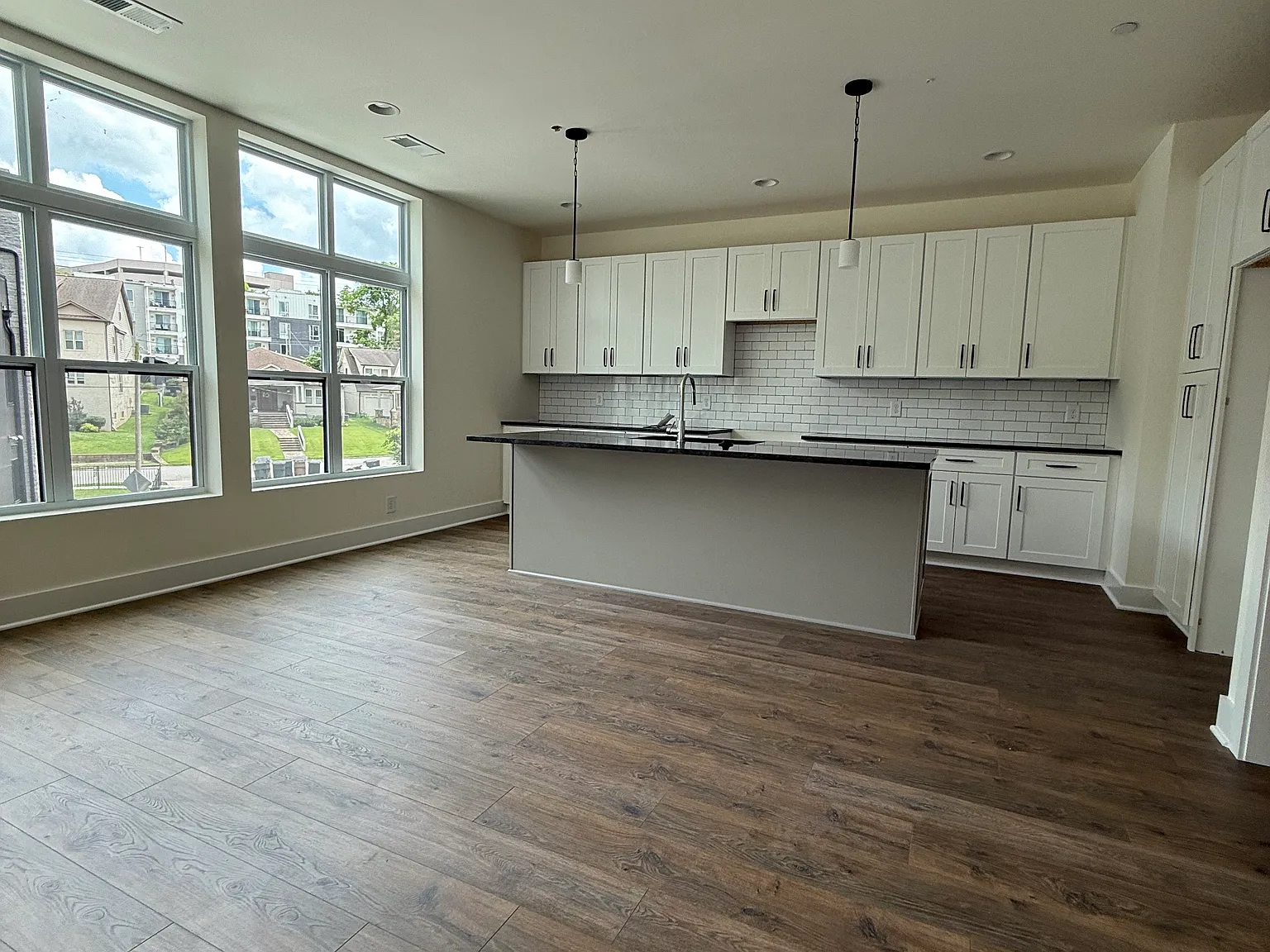 1 bed, 1000 sqft, $1,999 — Photo 4