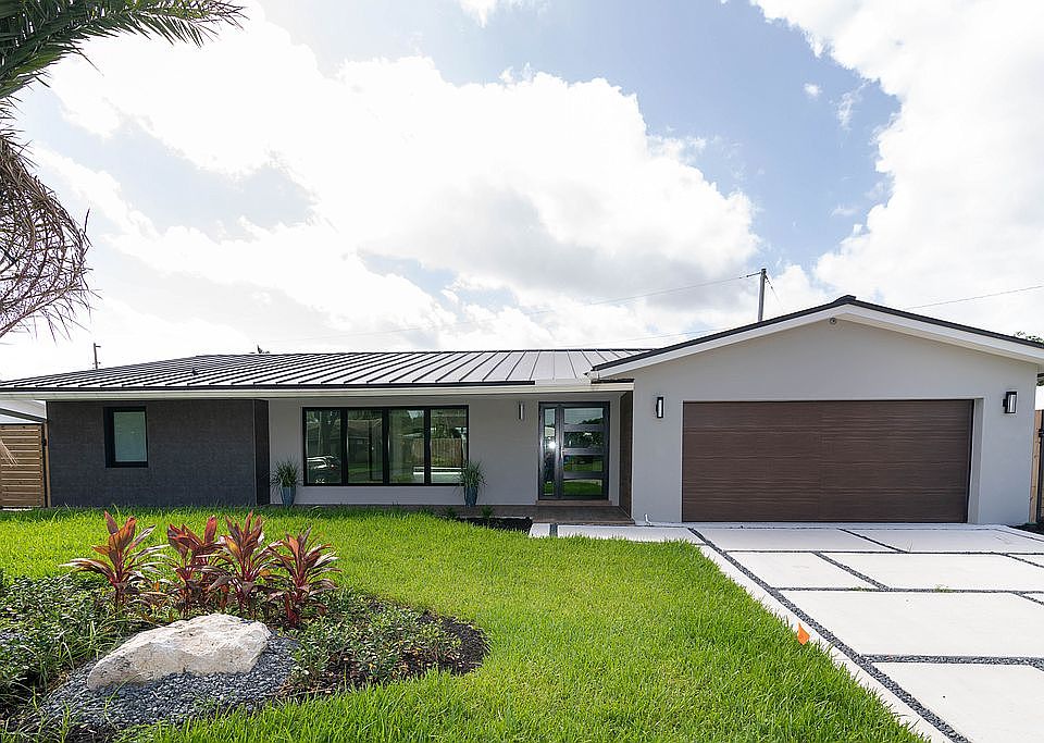 Gorgeous Curb Appeal!