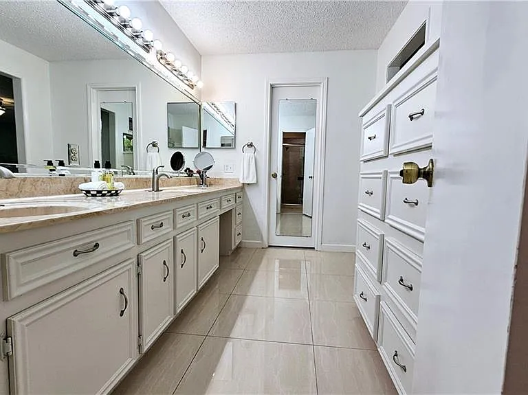 705 Kerry Ln — Photo 11