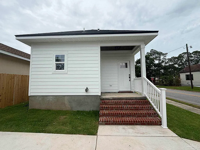 1901 N Davis Hwy — Photo 23