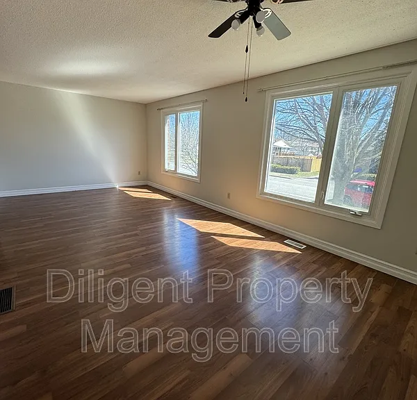 581 Barnes Cres #6 — Photo 13
