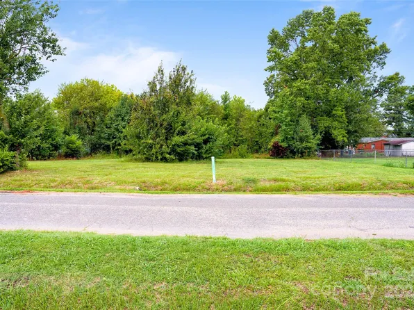 104 Washington Ave, Mount Olive, NC 28365
