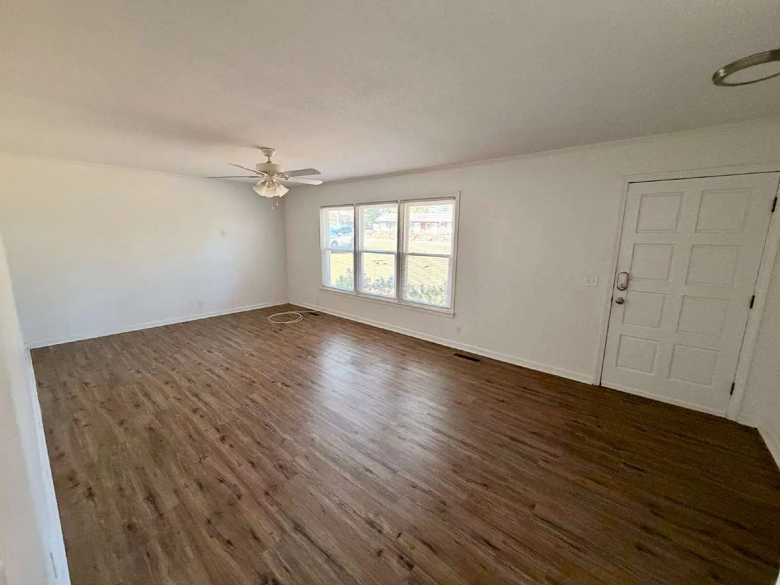 3 bed, 2.0 bath, 2164 sqft, $1,800 — Photo 2