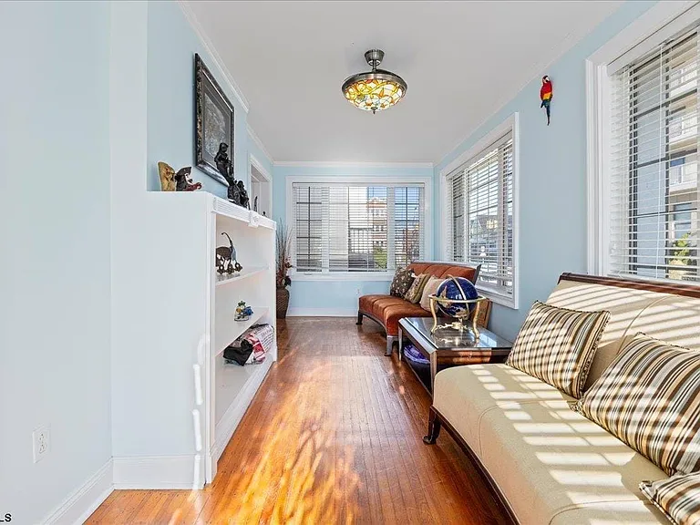 104 S Oakland Ave — Photo 4