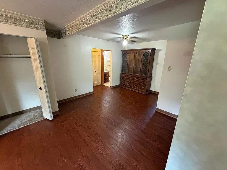 Regis Apartments — Photo 16
