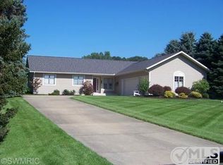 3014 Newport Dr, Fennville, MI 49408