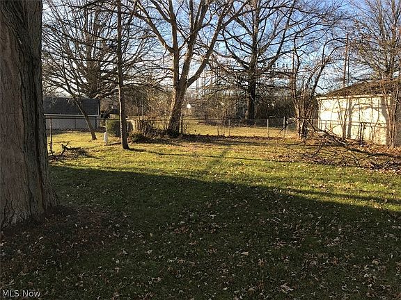 4th image of 825 Thornwood St
