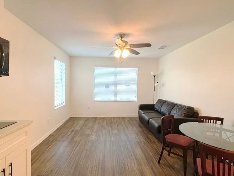 10600 Inside Loop — Photo 9