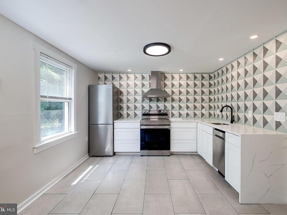 1st image of 102 S Hawksbill St #B