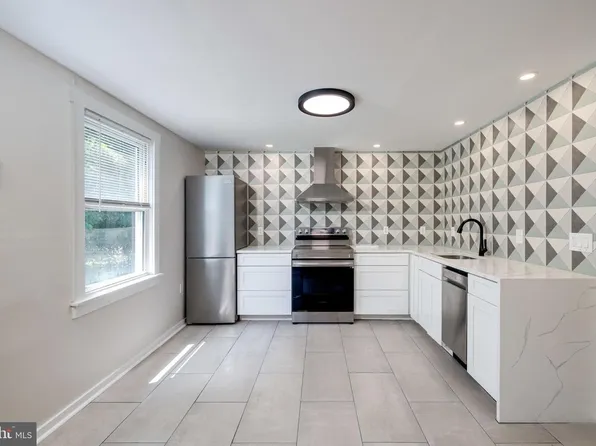 102 S Hawksbill St #B, Luray, VA 22835