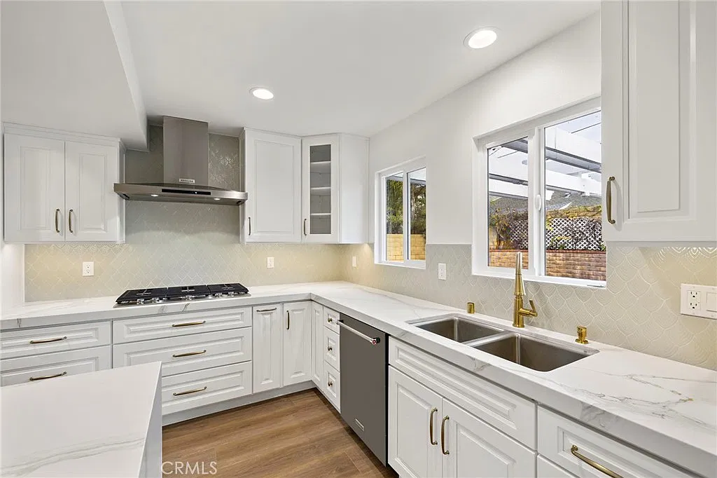 5 bed, 2563 sqft, $7,850 — Photo 3