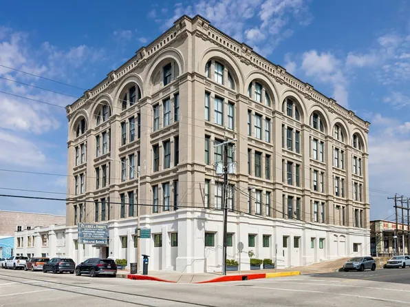 2400 Mechanic St APT 100, Galveston, TX 77550