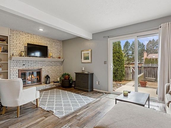 3rd image of 2571 Stratford Dr #114