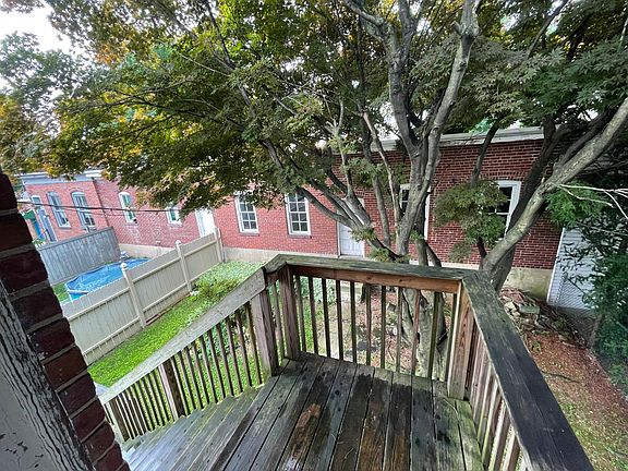 3rd image of 809 W Market St