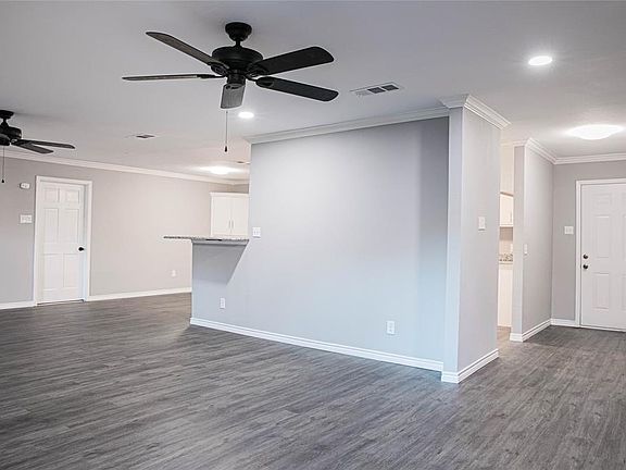 4th image of 814 Tanglewood Dr W