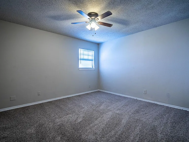 4212 Village Green Dr — Photo 23