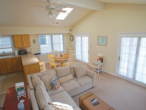 4th image of 110 Wesley Ave #110