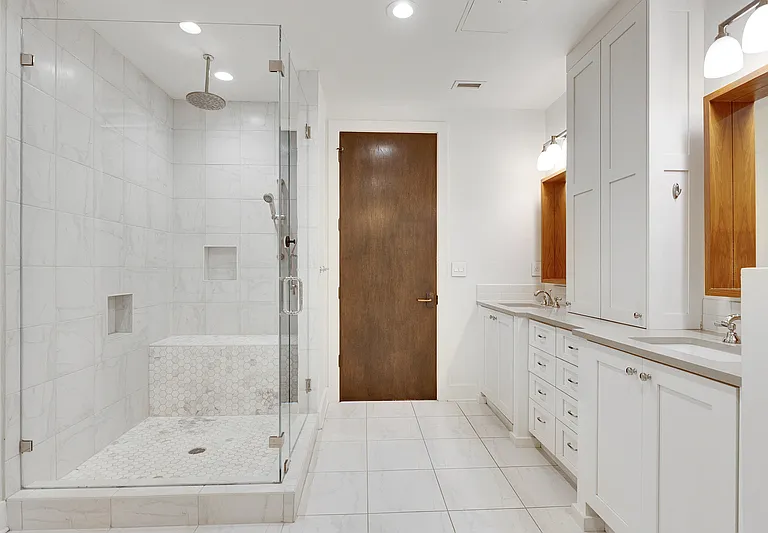 800 W 5th St — Photo 11