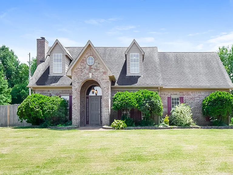 15 Austin Cir — Photo 1