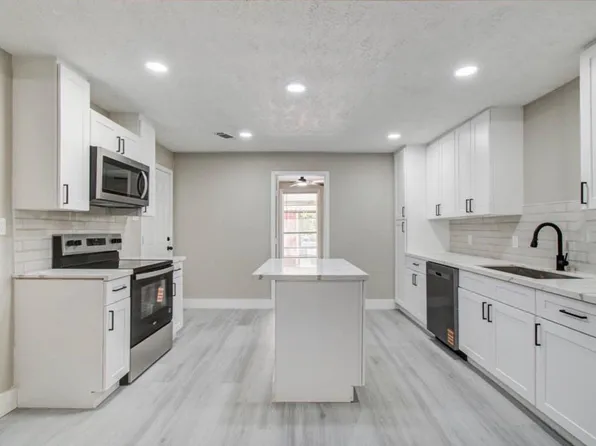 1007 San Jacinto St, Highlands, TX 77562