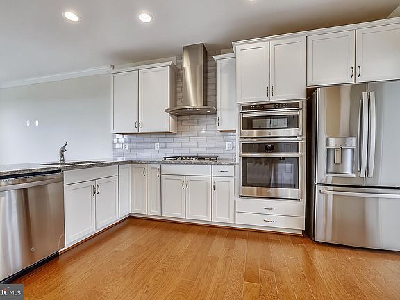 3rd image of 10217 Travilah Grove Cir